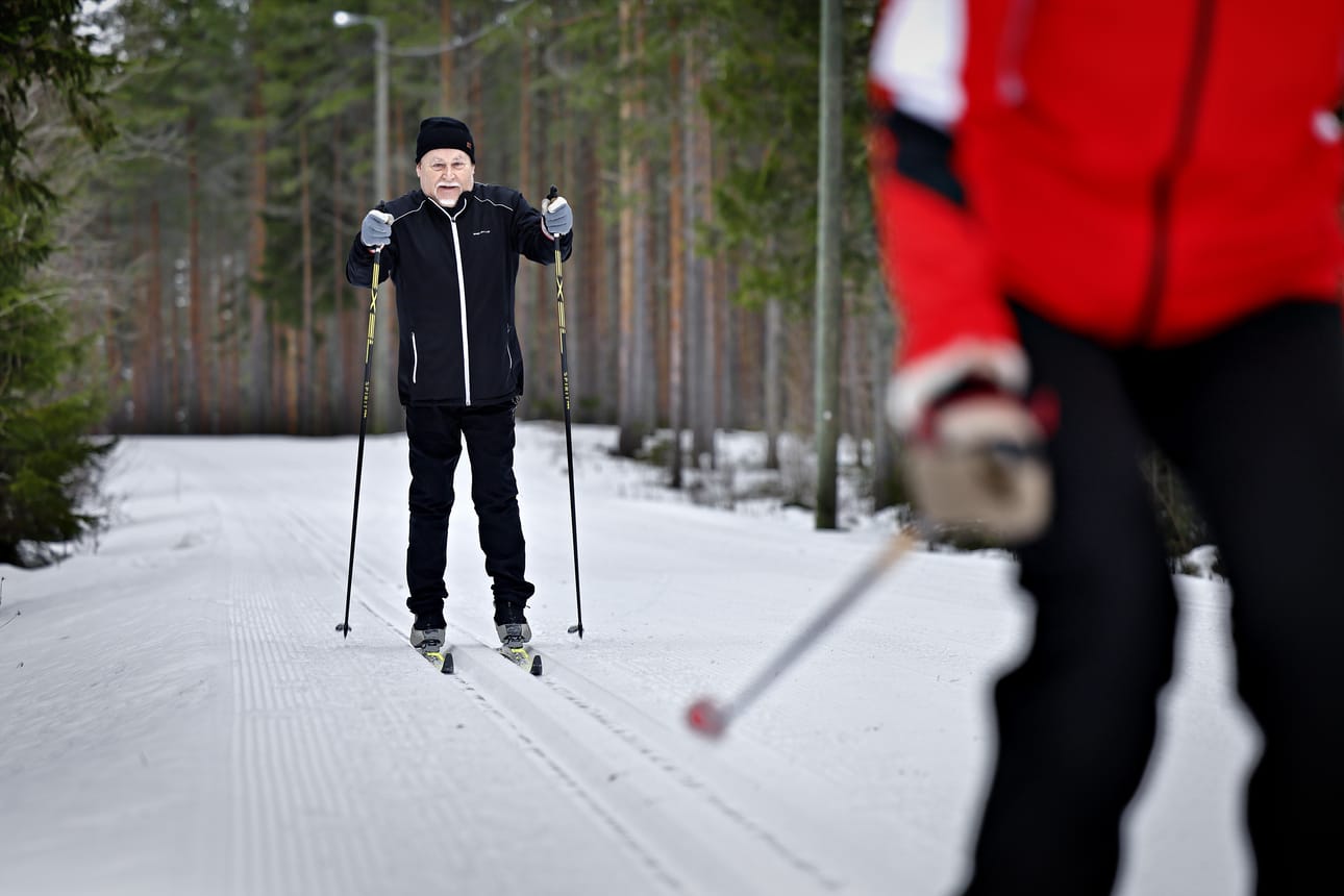 Jo viitisensataa kilometriä tänä talvena hiihtänyt vimpeliläinen Seppo Kataja sivakoi perjantaina Vatpakan laduilla Vimpelissä.