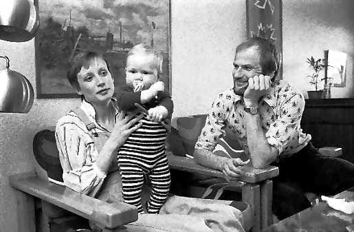 Toukokuussa 1978. Nina ja Rune Holmén ihmettelivät pienen poikansa Jannen edesottamuksia kotonaan Maarianhaminassa.