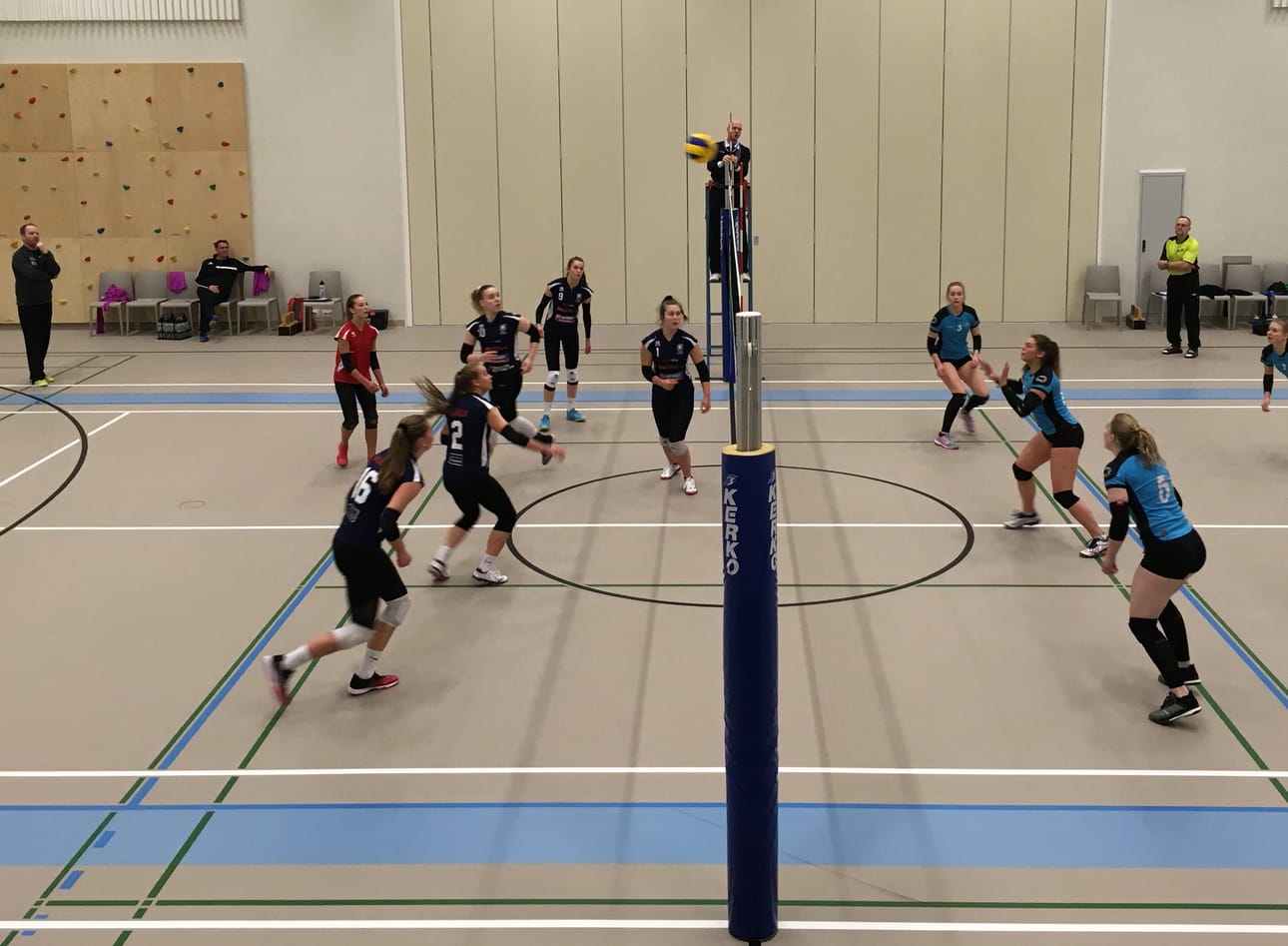 Raahe Powerin A-tytöt jatkavat kautta SM-sarjan neljän parhaan joukkueen joukossa voitettuaan lauantaina kotisalissa kaksi ottelua.