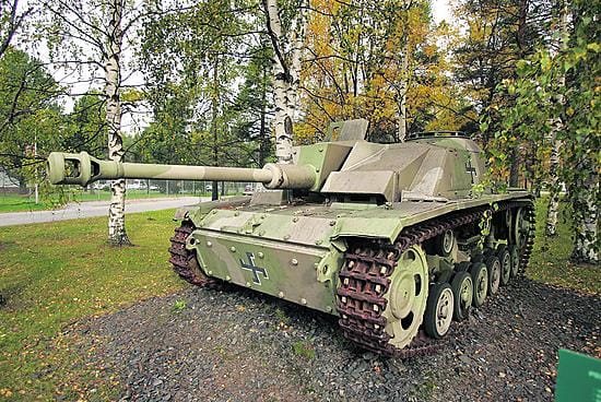 Rynnäkkötykki ehti seisoa monta vuotta Sarriojärvellä puolustusvoimien leirialueella eteläisessä Lapissa. Sittemmin komentovaunu pääsi rauhallisempaan paikkaan Oulun sotilasläänin esikunnan pihalle.