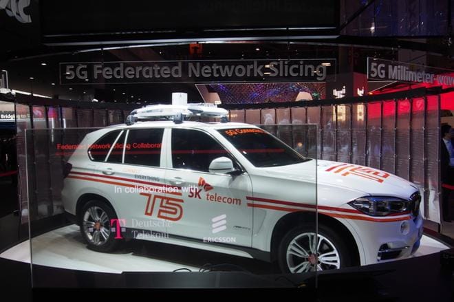 Autot näkyivät Barcelonassa monilla muillakin osastoilla kuin autonvalmistajien omilla esittelypisteillä. Nopeiden 5G-tietoverkkojen tuella operoiva automaatti-BMW on SK Telecomin ja Samsungin yhteishanke. Kuva: Kari Pitkänen