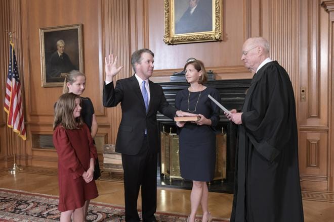 Brett Kavanaugh vannoi virkavalansa lauantaina muutama tunti senaatin äänestyksen jälkeen. Yksityisessä seremoniassa olivat mukana hänen perheensä lisäksi hänen edeltäjänsä korkeimmassa oikeudessa Anthony M. Kennedy (kuvassa) ja korkeimman oikeuden päätuomari John Roberts. KUVA: Fred Schilling