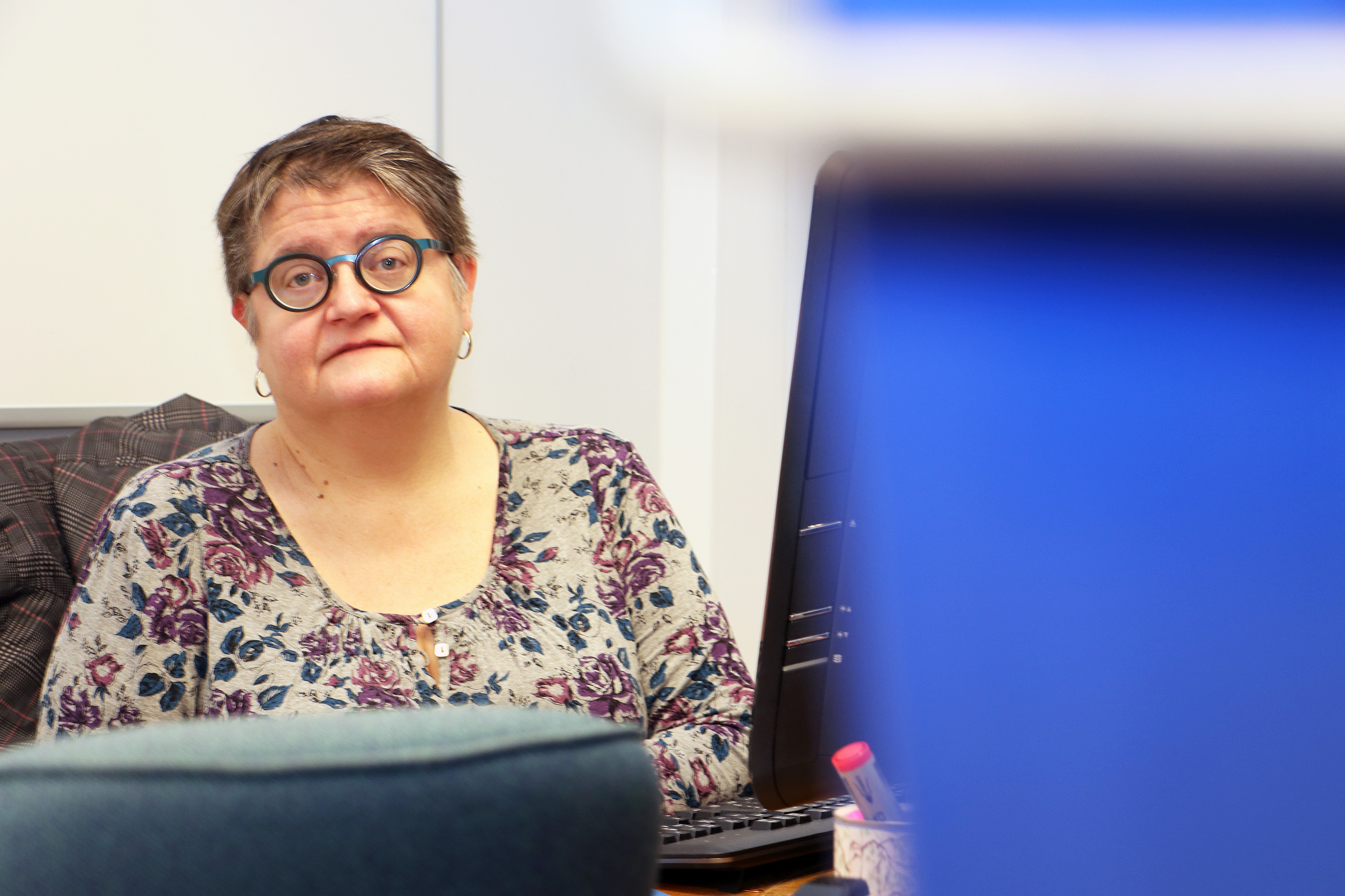 Millä mielin muutat uusiin tiloihin?
Hilkka Sandberg, toimistosihteeri
”Maanantaina pakkaan omat tavarani. Tähän saakka olen imuroinut ja mapittanut arkisto-
papereita tietohallinto-sihteeri Raija Karja-laisen kanssa. Map-peja on noin 700 hyllymetriä, ja osa papereista on ikuisesti säilytettäviä. Innolla odotan muuttoa, sillä uudet tilat ovat hienot. On mukava muuttaa keskustaan, jossa kaikki palvelut ovat lähellä. Pärjään hyvin yhdellä muuttolaatikolla.”