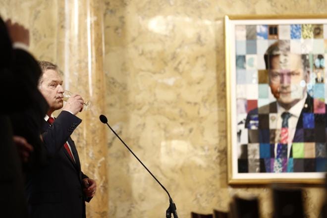Presidentti Sauli Niinistö sanoo teoksen olleen hieno ja jääneen kiehtomaan häntä. Kauhavalaislähtöinen Emma Peura oli yksi presidentti Sauli Niinistön muotokuvan tekijöistä. KUVA: JOEL MAISALMI
