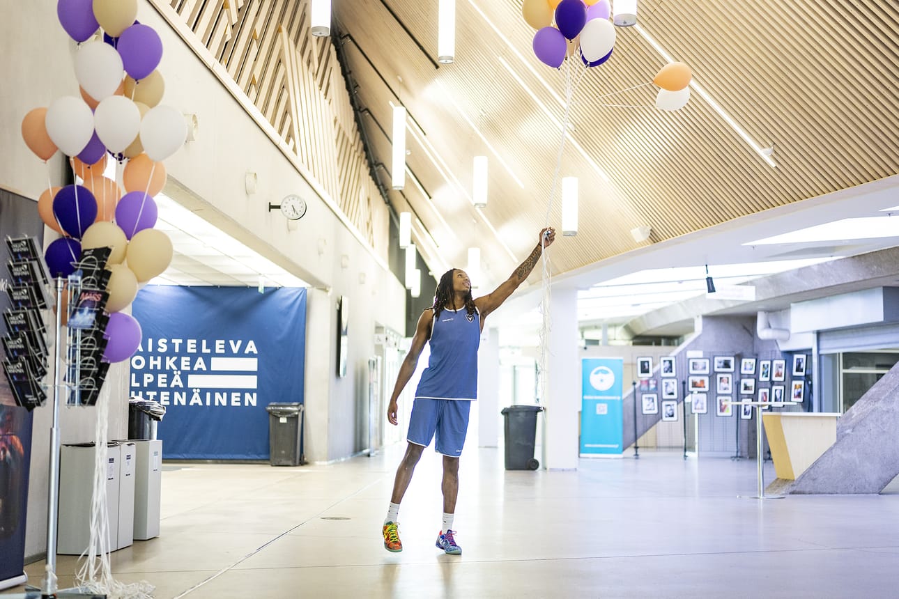 Tyler Harris on paljon vartijana, kun ACO Basket himoitsee liiganousua.