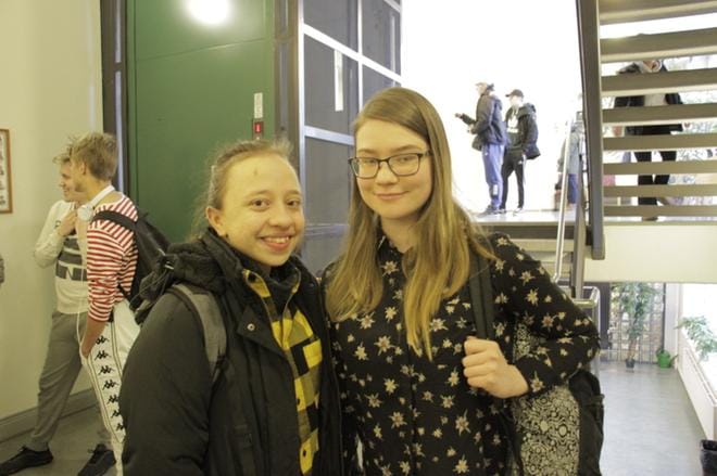 Milja Pukkilan ja Hilda Norrbackan mielestä opettajat antoivat hyviä tärppejä kokeeseen.