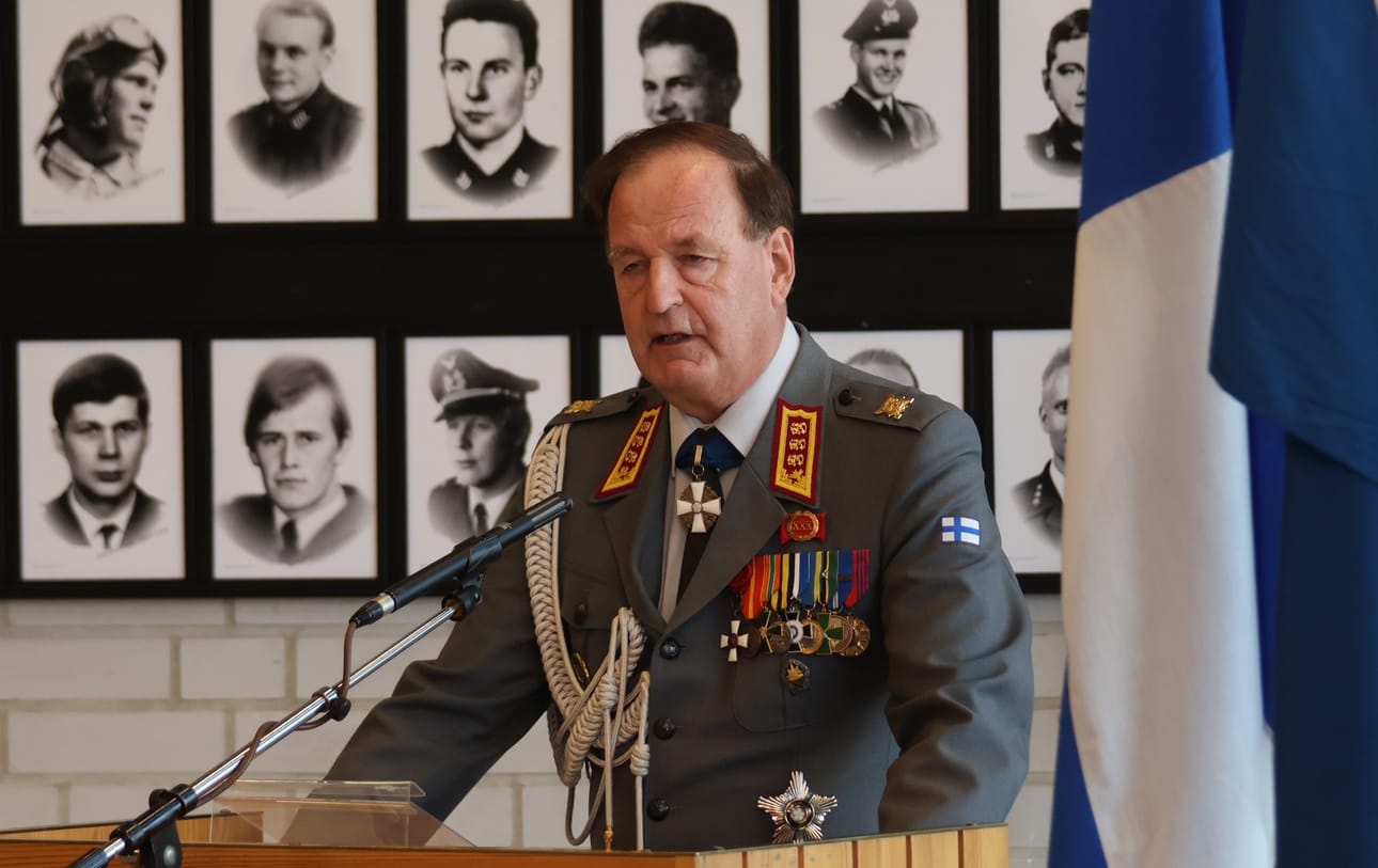 Kenraaliluutnantti evp. Seppo Toivonen pitää kansallisen veteraanipäivän puheen Alahärmän kirkossa. Lokakuussa häntä kuultiin Lentosotakoulun perinnepäivän juhlassa Lentohotellissa. Arkistokuva: Anu Nahkala