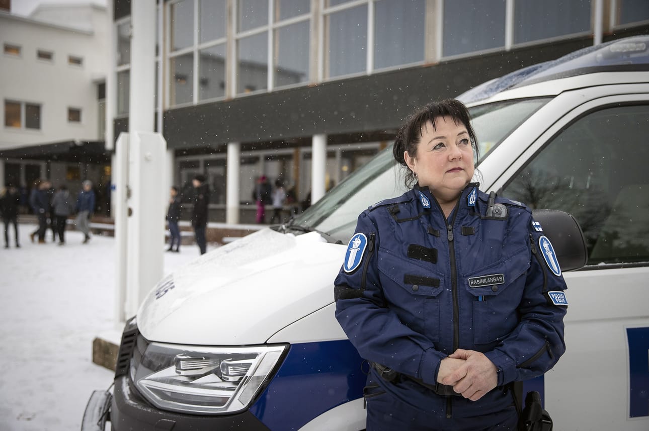 Koulupoliisi Merja Rasinkangas kertoo, että viime aikoina koulupoliisit ovat joutuneet puuttumaan väkivaltatilanteisiin Oulun kouluissa useita kertoja viikossa.