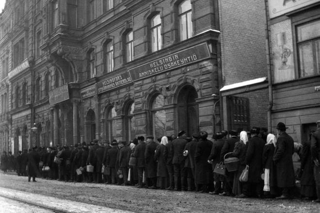 Perunajono Helsingin Läntisellä Heikinkadulla eli nykyisen Mannerheimintie 16 kohdalla vuonna 1918. KUVA: Ivan Timiriasew / Helsingin kaupunginmuseo
