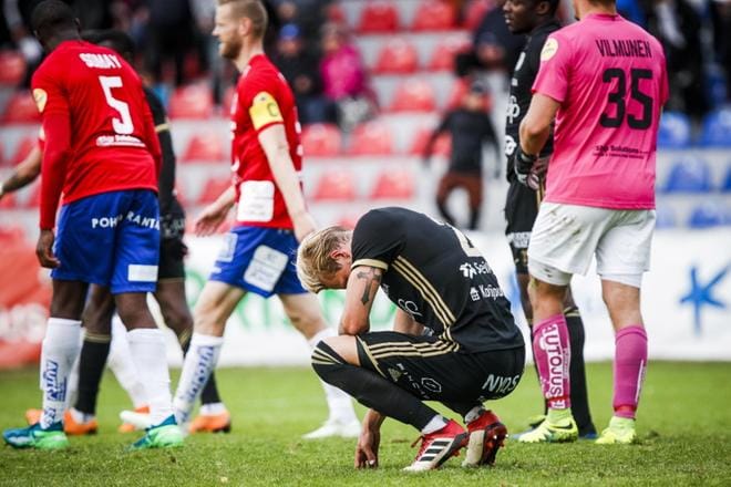 SJK:n topparin tontille yhden ottelun vaihtopenkkikomennuksen jälkeen palannut Joel Mero ei ollut riemurinnoin ottelun jälkeen. KUVA: JUSSI LEINONEN/LAPIN KANSA