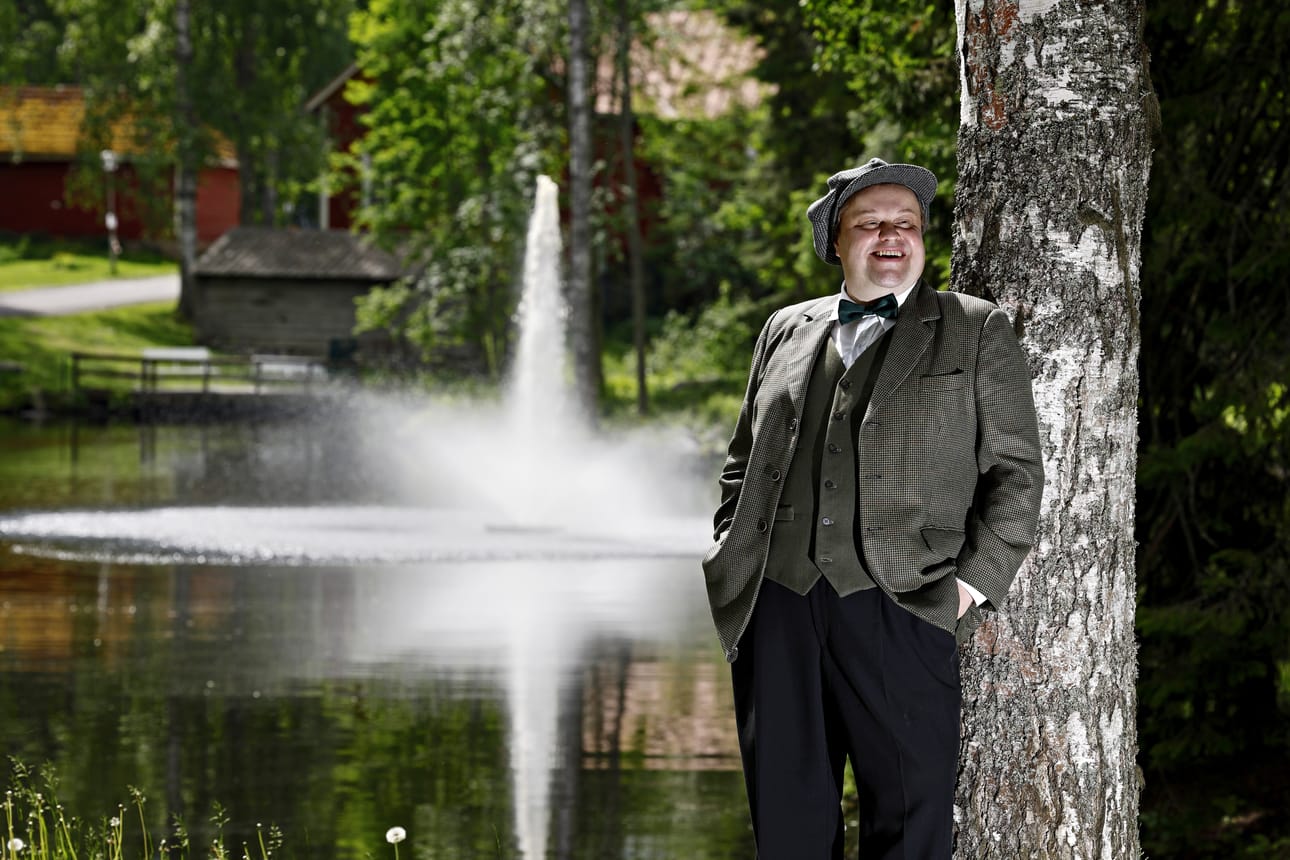 Tuomo Uusitalo rooliasussaan Seinäjoen Törnävän vehreissä maisemissa.