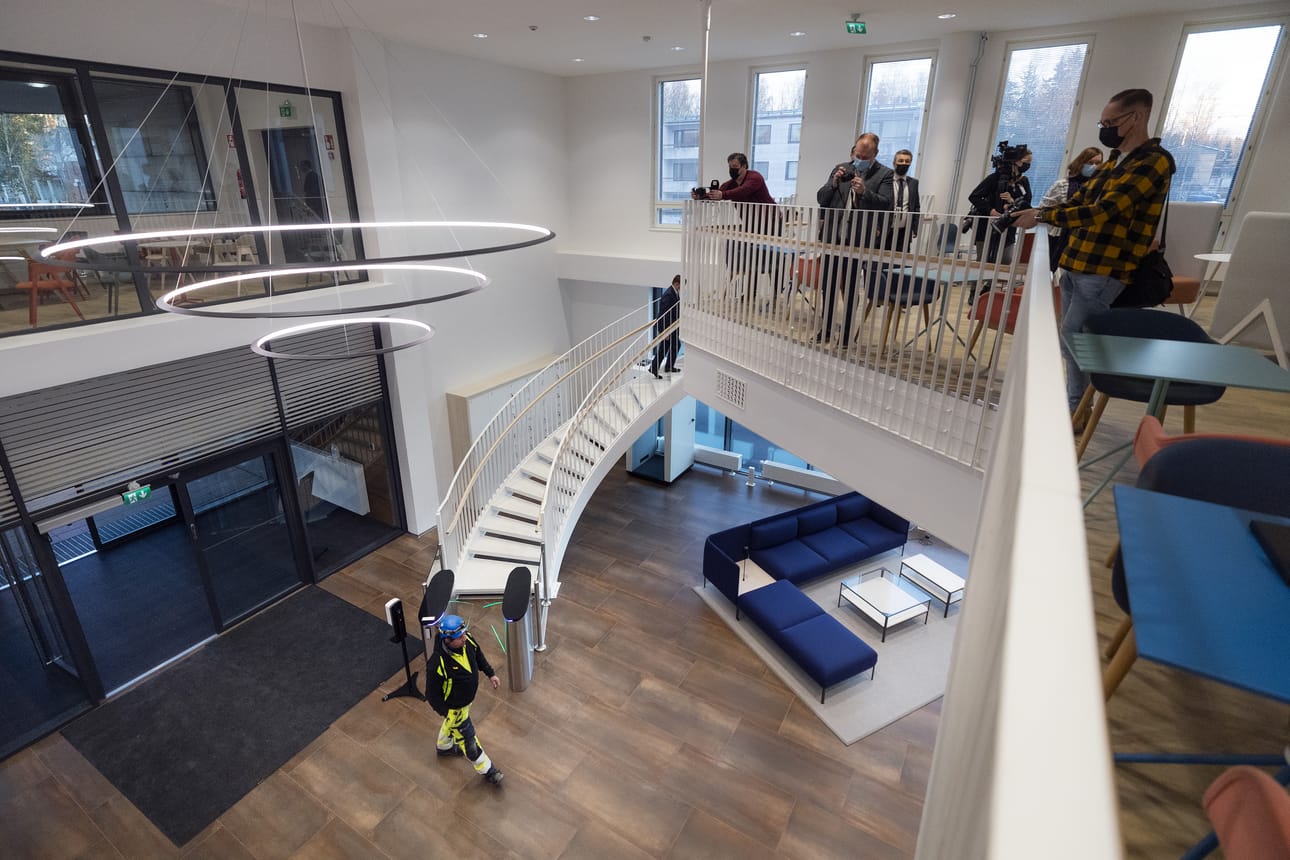 Wärtsilän historian suurin investointi, tutkimus-, tuotekehitys- ja tuotantokeskus Smart Technology Hub (STH) sijaitsee Vaskiluodossa. Toimistoon päästiin muuttamaan vuoden 2021 loppupuolella. Arkistokuva.