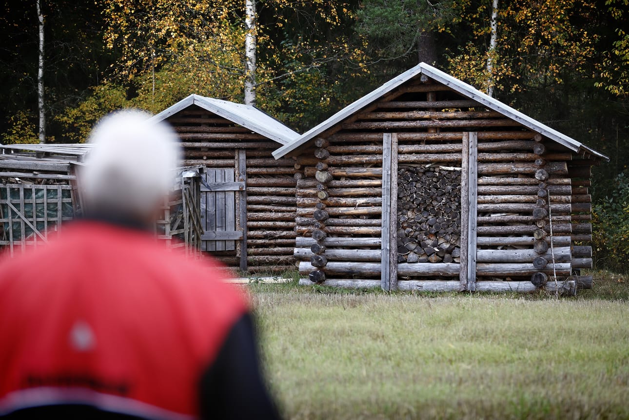 Siikalatvan kunta selvittelee viranhaltijatyönä, mitä vaatisi, jos kylätalkkaritoiminta muutettaisiin palvelusetelejä myöntäen tuettavaksi. Monelle ikäihmiselle kotona asumisen on mahdollista, kun joku kantaa polttopuut liiteristä sisälle. Kuvityskuva