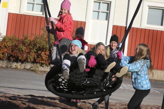 Laura Moilanen ja Pinja Takamäki saavat hurjat vauhdit Oona Isoniemeltä (vas.), Emmi Moilaselta, Matleena Peltolalta ja Ilona Kujalalta. KUVA: JOHANNA KATAJA