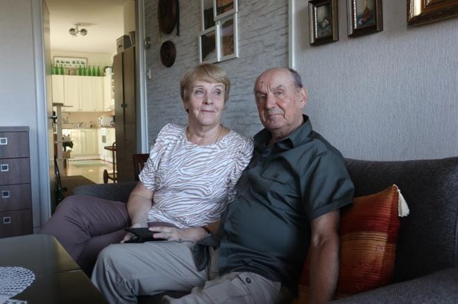 Sonja Harju ja Raine Seppänen menivät naimisiin keväällä. Ensi kerran he tapasivat vuonna 1973, mutta sitten välissä oli vuosikymmeniä erillään elämistä. – Kun alkuaikoina kävelimme kaupungilla Vaasassa, yksi mies tuli sanomaan, että olettepa te onnellisen näköisiä, Harju kertoo. Kuva: Riikka Ilmonen
