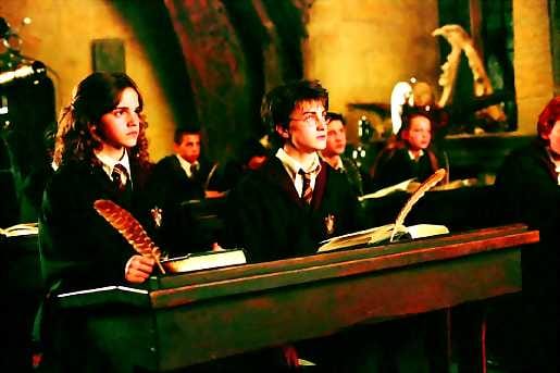 Harry Potter ja Azkabanin vanki. Seikkaileva Potter-kolmikko Harry, Hermione ja kuvasta puuttuva Ron ovat uutuuselokuvassa ehtineet jo teini-ikään.