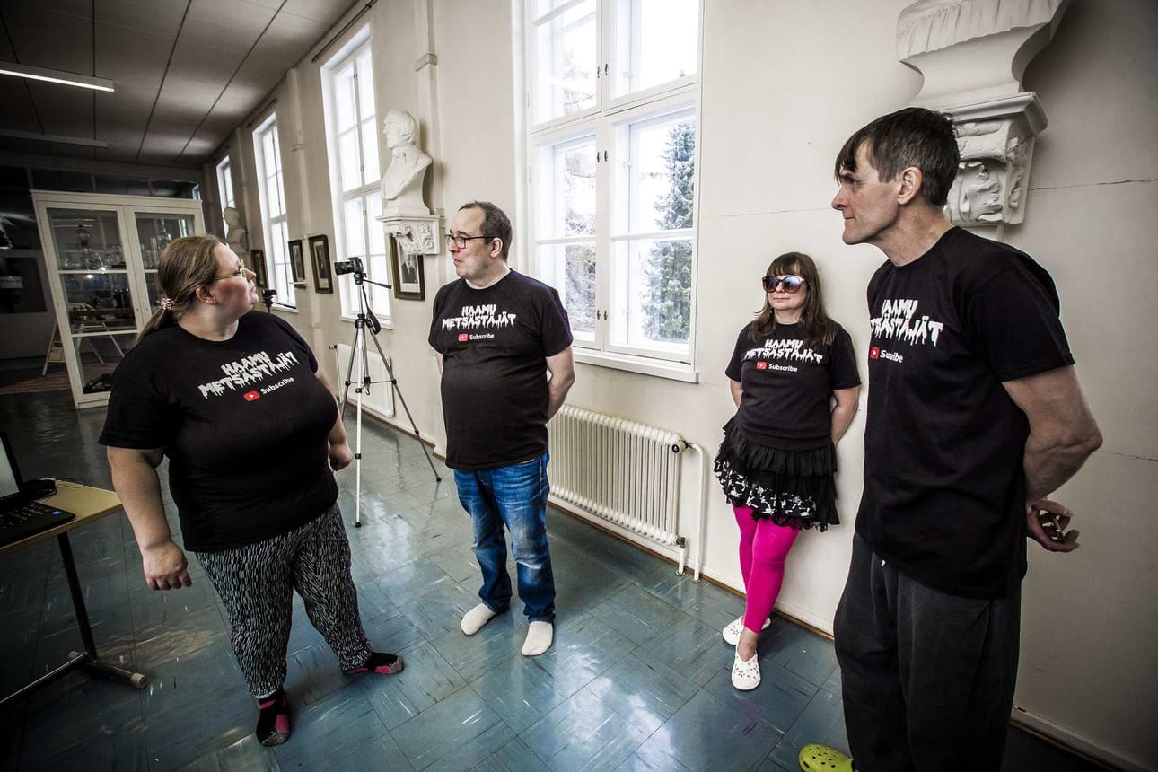 - Olemme hyvin kiitollisia, että saimme tulla Raahen Seminaarille. Tutkimus- ja kuvauslupia on vaikea saada, koska moni pitää tätä touhua ihan hulluna, sanoo Jari Kokkonen (toinen vasemmalta). Vasemmalla Elina Vänskä ja oikealla raahelaiset Arja ja Jari Talkkunamaa.