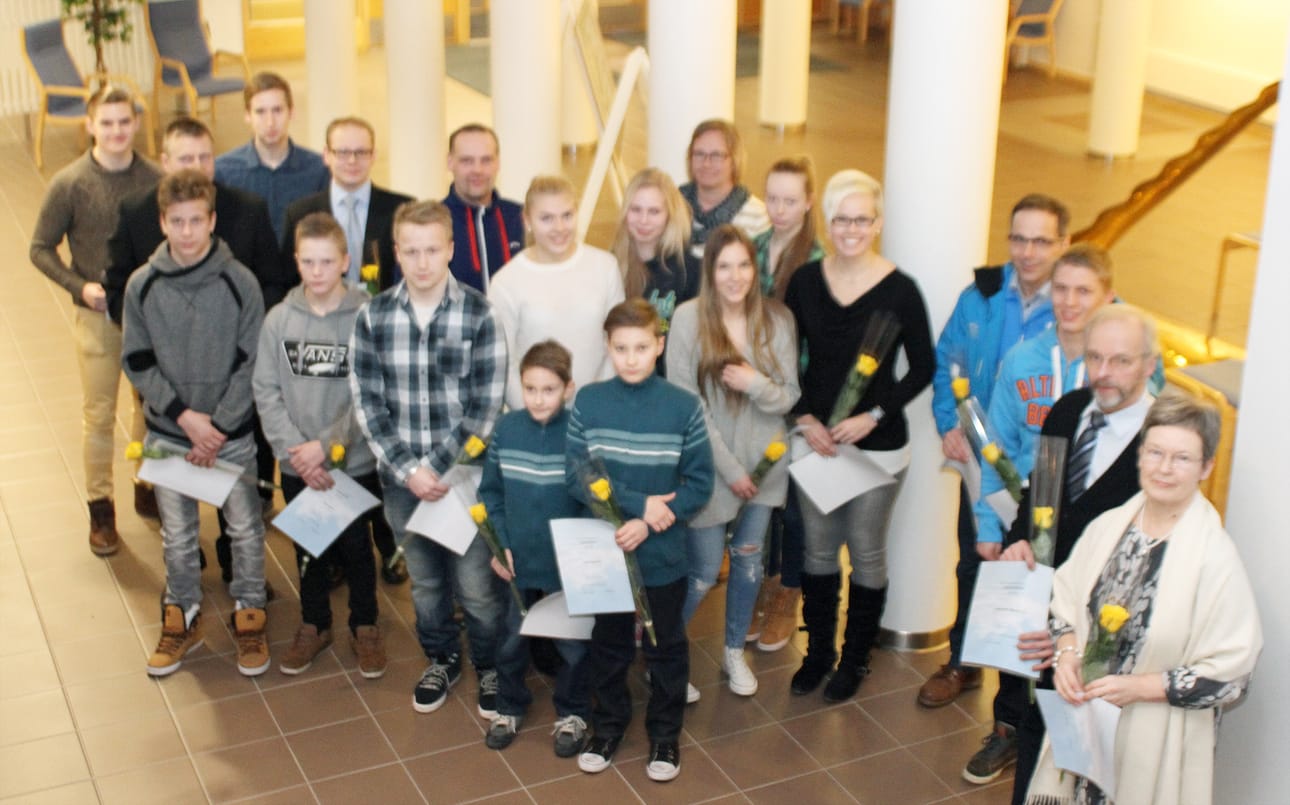 Kokouksen alussa palkittiin Kempele-palkinnoilla urheilussa menestyneitä ja kulttuurin saralla toimivia. Kaikkiaan palkittuja oli 18.