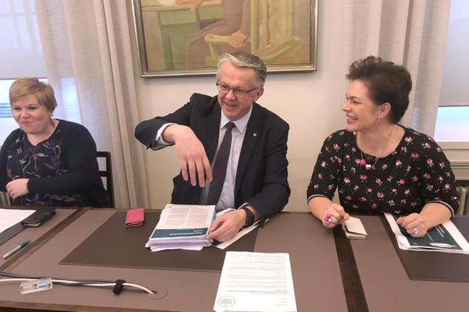 Sosiaali- ja terveysministeri Annika Saarikko (kesk.) sekä keskustan varapuheenjohtajat Juha Rehula ja Hannakaisa Heikkinen (oik.) esittelivät keskustan sote-mallia tiedostusvälineille perjantaina. KUVA: Aki Taponen