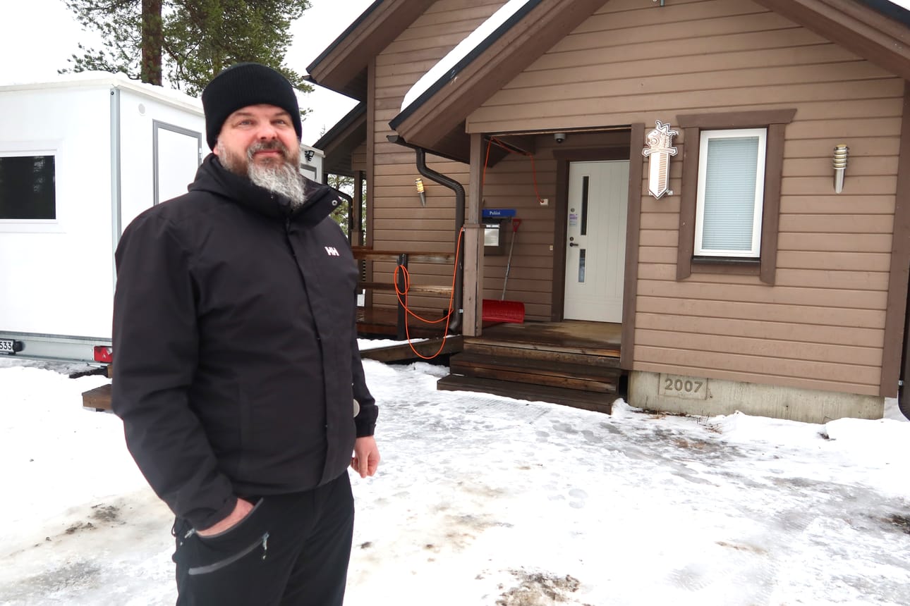 Taivalkosken poliisiaseman lakkauttamista on perusteltu muun muassa säästöillä, tehostamisella ja toiminnan haavoittuvuuden pienenemisellä. Vanhempi konstaapeli Heikki Turpeinen ei kuitenkaan usko Taivalkosken aseman lakkautuksella olevan juurikaan vaikutusta säästöihin tai toiminnan tehostumiseen.