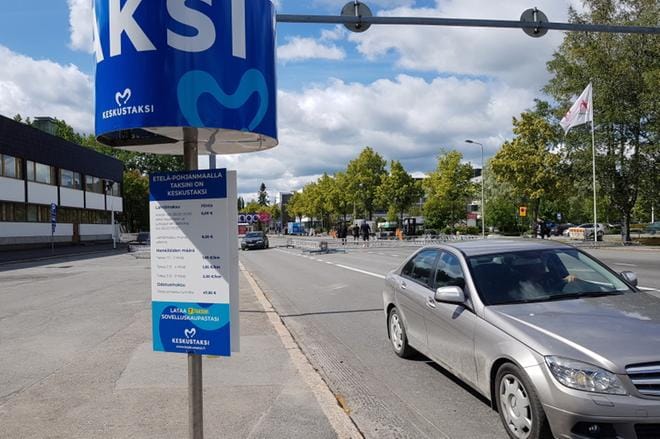 Muun muassa tämä taksitolppa aiheutti närää Seinäjoen yössä. KUVA SARIANNE TEKONIEMI