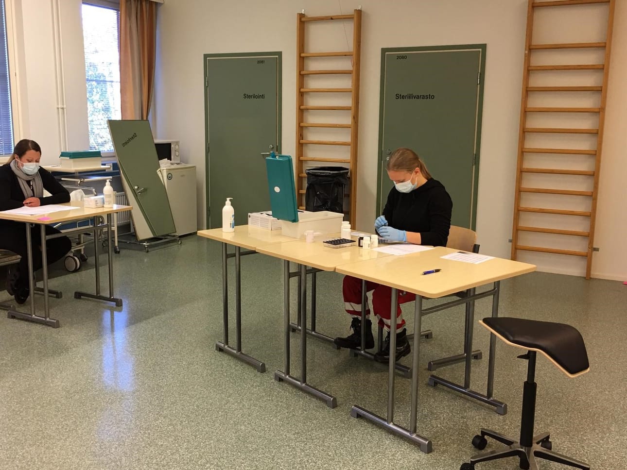 Tehtävärastina lääkkeidenjakaminen.