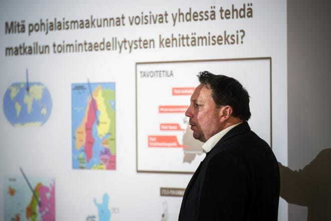 Duudsonit Activity Parkin toimitusjohtaja Jani Karvonen puhui maanantaina matkailuseminaarissa pohjalaismaakuntien yhteistyöstä. KUVA: JARNO PELLINEN