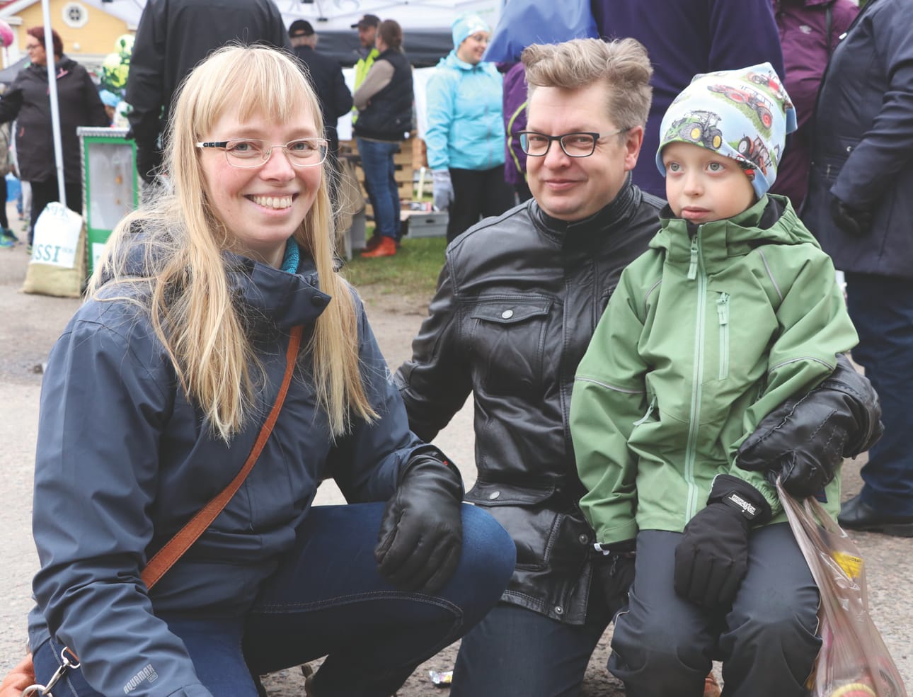 Oululaiset Anne Lahtinen ja Tero Takalo tulivat perunamarkkinoille ensimmäistä kertaa - ja koko perheen voimin.