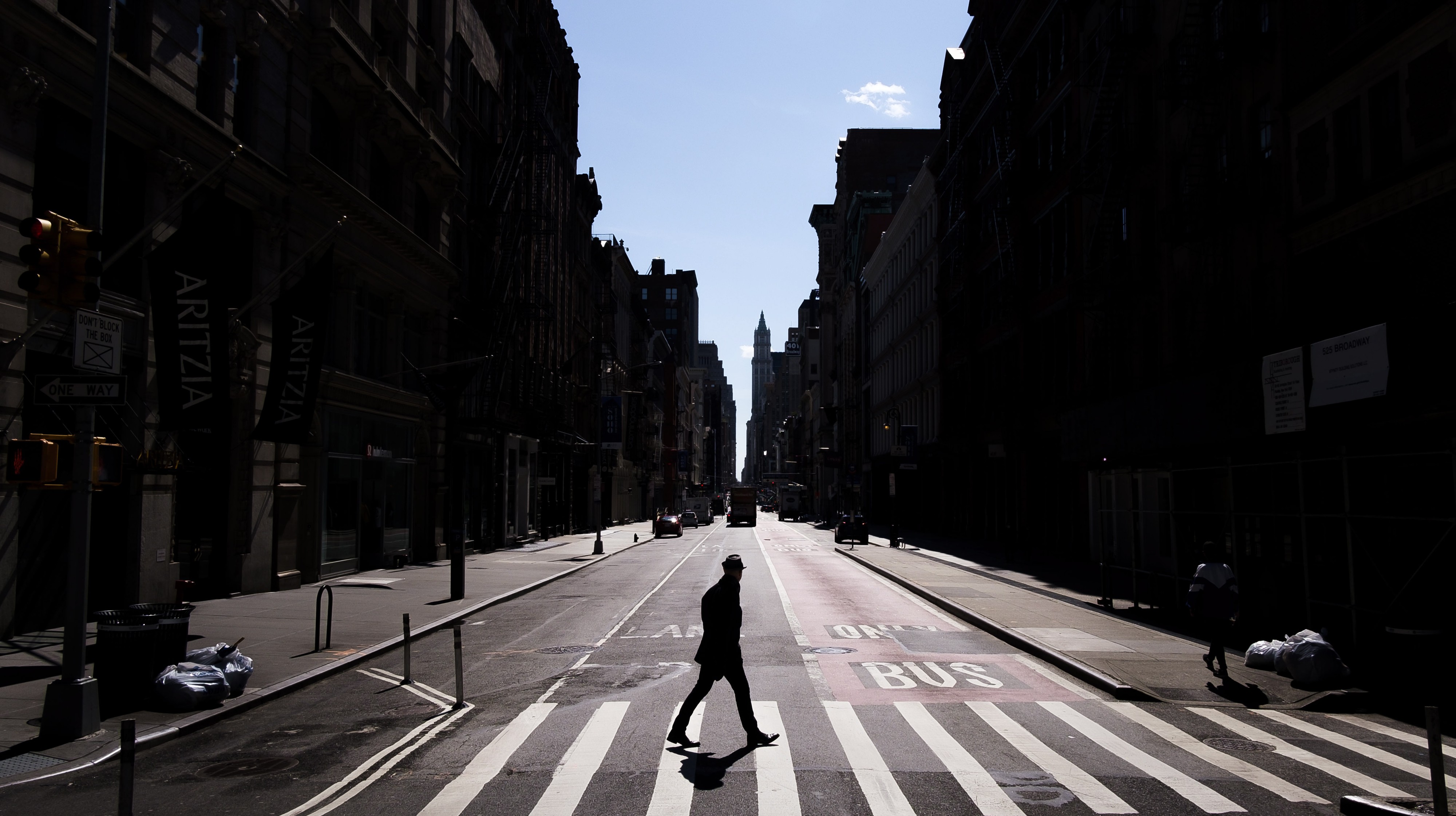 Ihminen ylitti maanantaina autiota Broadway-katua New Yorkissa.