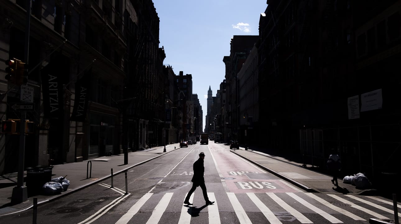 Ihminen ylitti maanantaina autiota Broadway-katua New Yorkissa.