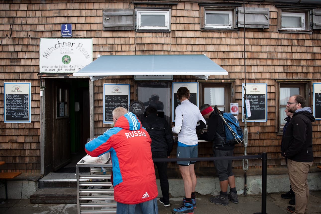 Turistit jonottavat vuoristomajaan lähellä Saksan Garmisch-Partenkircheniä. Matkailu Saksan korkeimmissa alppimaisemissa Zugspitzellä on palautunut hitaasti koronatauolta.