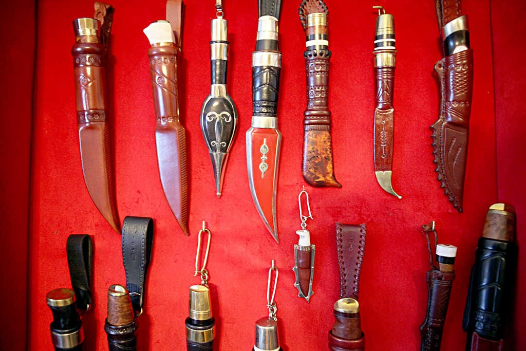 Pentti Kaartinen tekee monenlaisia puukkoja. Tässä kilpailuissa menestyneitä taidonnäytteitä, Suomen mestaruuden mies on voittanut viisi kertaa.