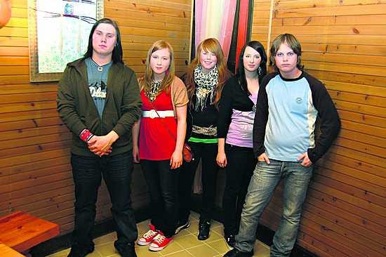 SomBy on lyriikoiltaan saamelainen, mutta musiikiltaan globalisoitunut. "Pyritään tekemään semmoista vähän raskaampaa rokkia. Saamelaismusiikista ei oteta vaikutteita", kertoo laulaja Miira Suomi (toinen oik.)
