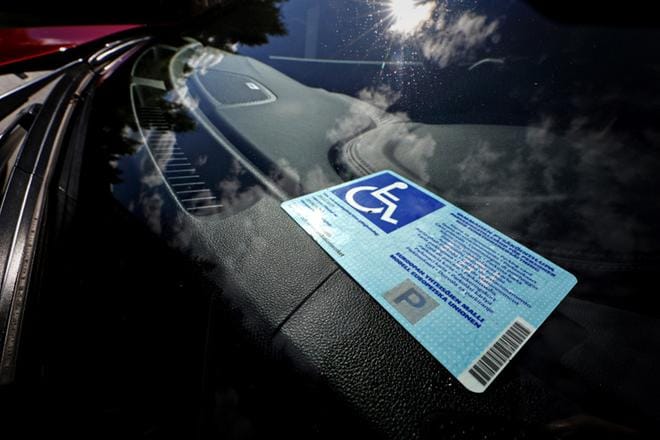 Vammaisen pysäköintilupa muuttui kesäkuussa liikkumisesteisen pysäköintitunnukseksi.KUVA: KARI LÖFHJELM