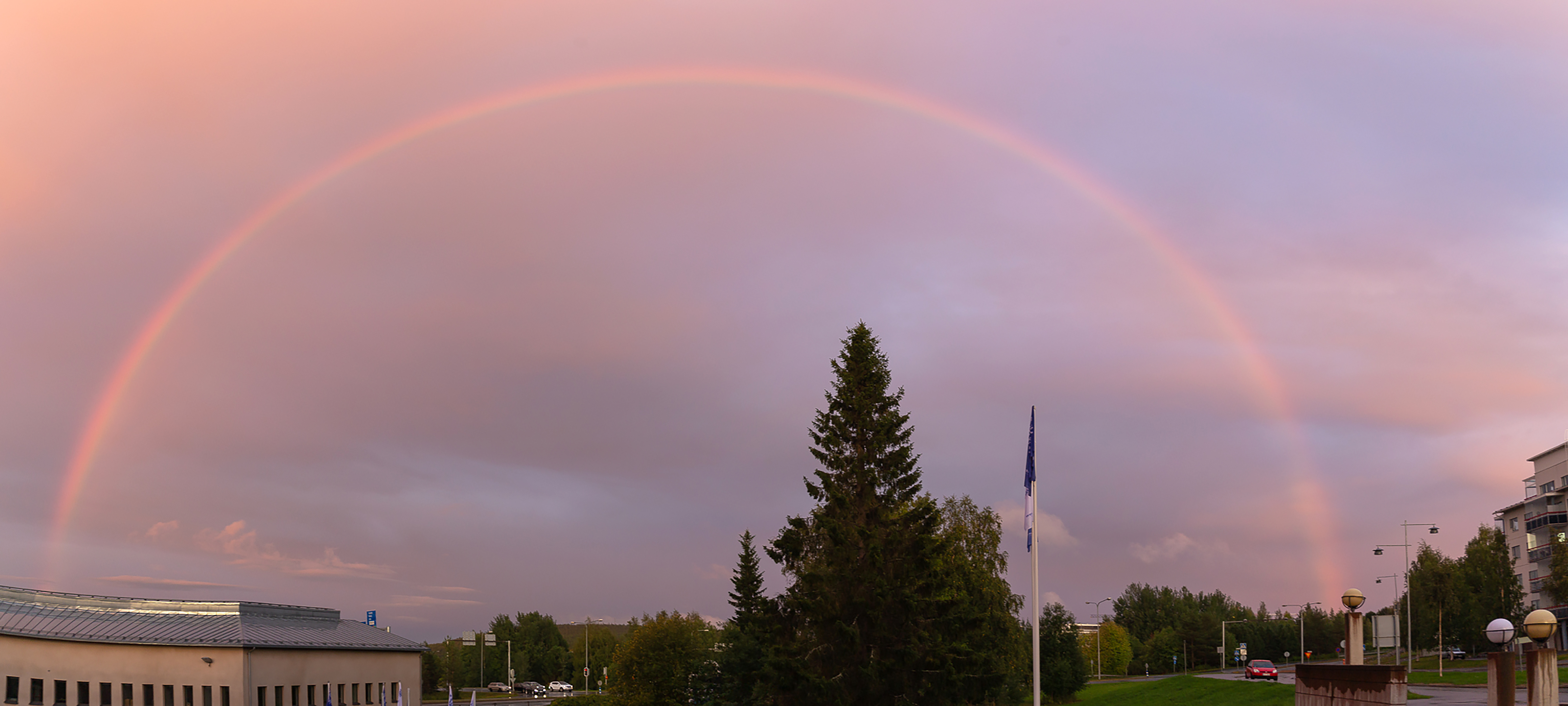 Sateenkaari Rovaniemen yllä keskiviikkoiltana.