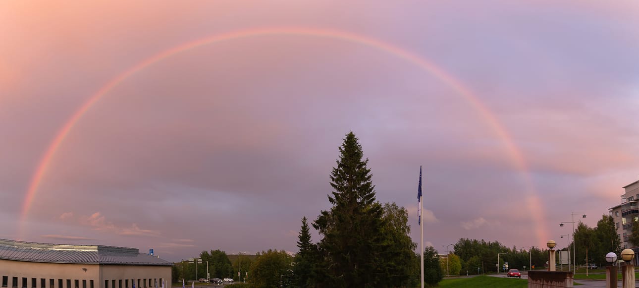 Sateenkaari Rovaniemen yllä keskiviikkoiltana.