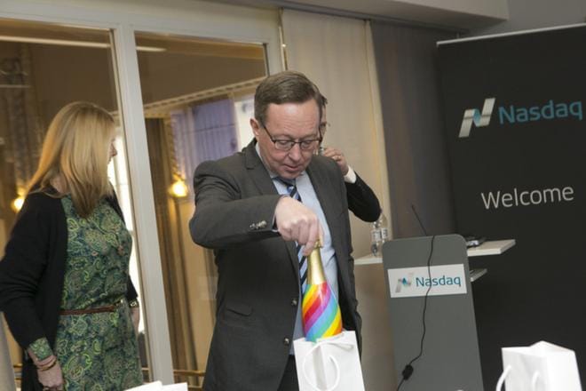 Elinkeinoministeri Mika Lintilä (kesk.) kurkkasi Altian lahjapullopussiin yhtiön tiedotustilaisuudessa perjantaina. Altia aiotaan listata Helsingin pörssiin tänä keväänä. KUVA: Compic/Pekka Sipola