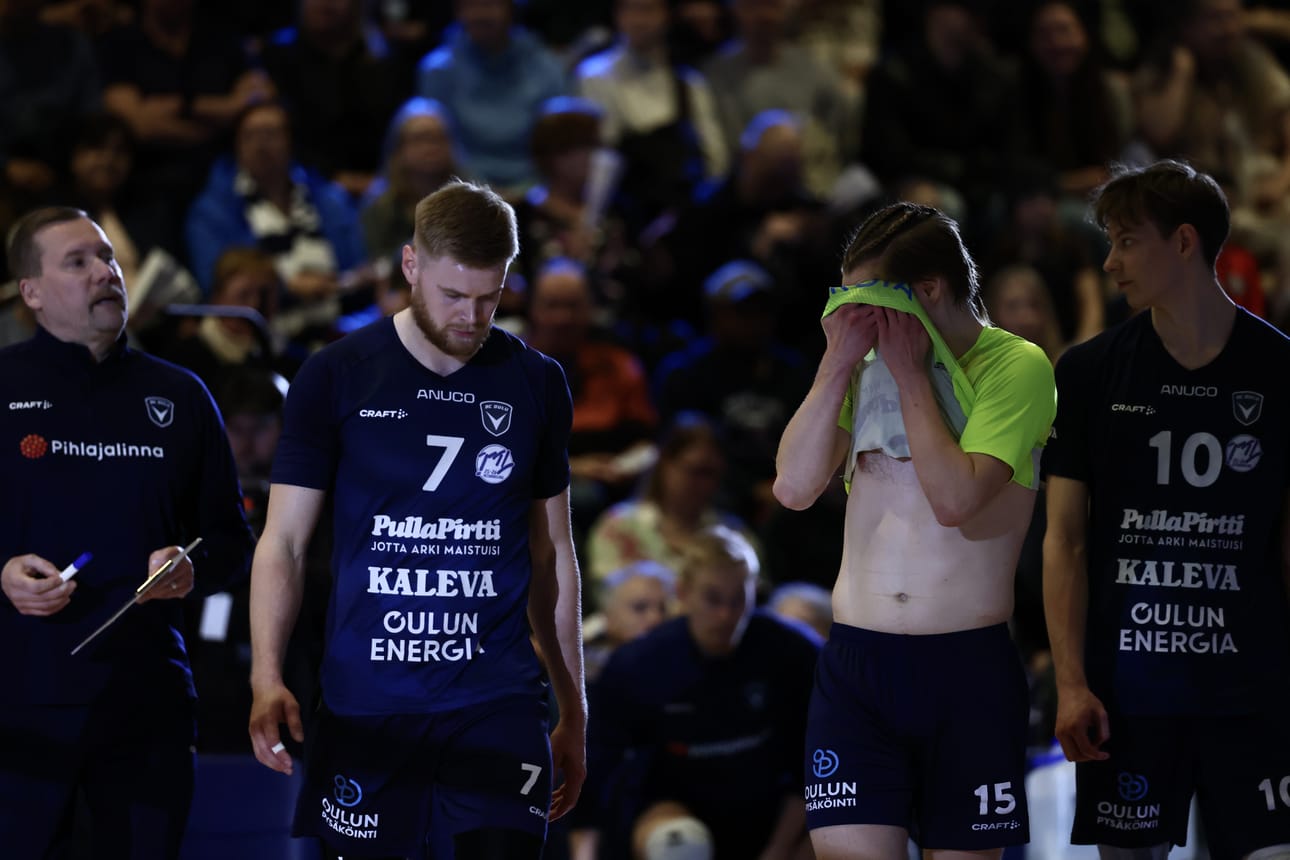 AC Oulu Volleyn päävalmentaja Sami Kurttila (vas.) sekä pelaajat Jan Helenius, Tatu Hakkarainen ja Kaapo Vanhatupa tietävät, että joukkue on kovassa paikassa.