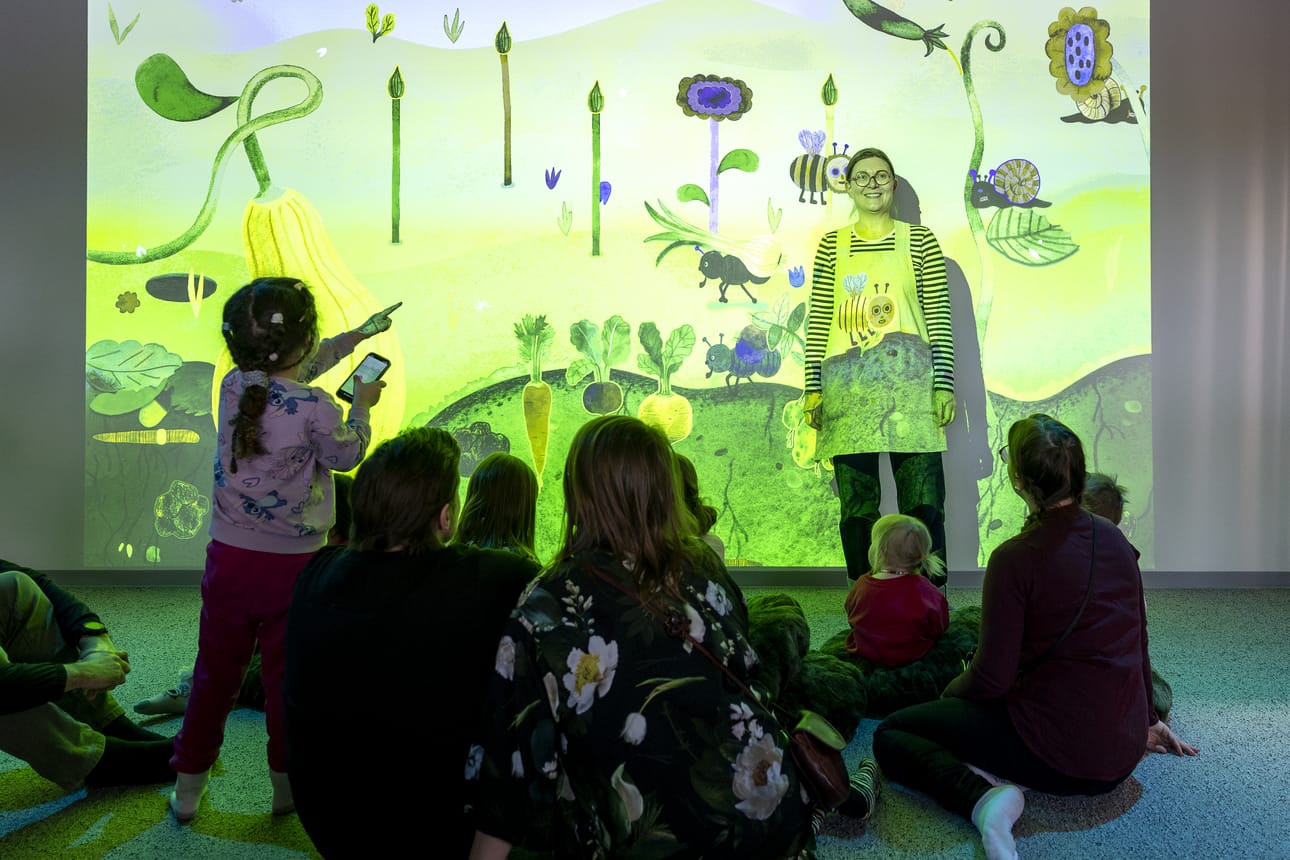 Lumotut sanat -festivaalin vuoden kuvittaja Camilla Pentti on tehnyt yhdessä pelisuunnittelija Tatu Heinämäen kanssa interaktiivisen Puutarhuri-pelin. Festivaalin avajaispäivänä peli houkutteli lapsia ja aikuisia seuraamaan kasvimaan tapahtumia.