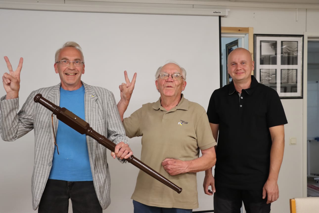 Voittajajoukkue Löytömäki, eli Aarre, Vesa ja Juha Löytömäki, tuulettaa voiton varmistutua.