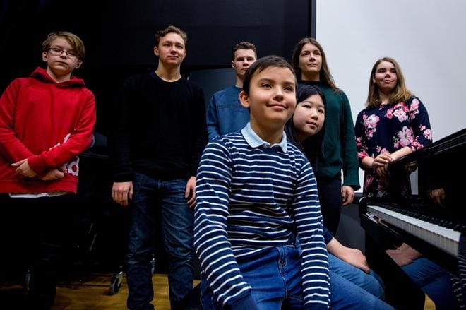 Pianon ääressä Netanel Hong ja Yi Chen Zhang. Takana vasemmalta Juho Ahvenvaara, Ahti Alavillamo, Juho Vuorio, Sofia Uljas ja Juulia Järvenpää.