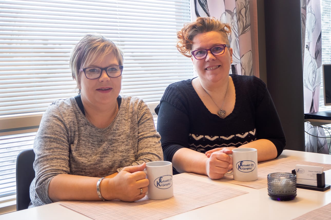 Vaikka kirjanpitoalalla tehdään tarkkaa työtä numeroiden parissa, ei työnteko silti ole turhan vakavaa. Huumori on työyhteisössä tärkeää ja toimistossa nauru raikaa, kertovat Sanna Manninen (vas.) ja Tea Paloniemi.