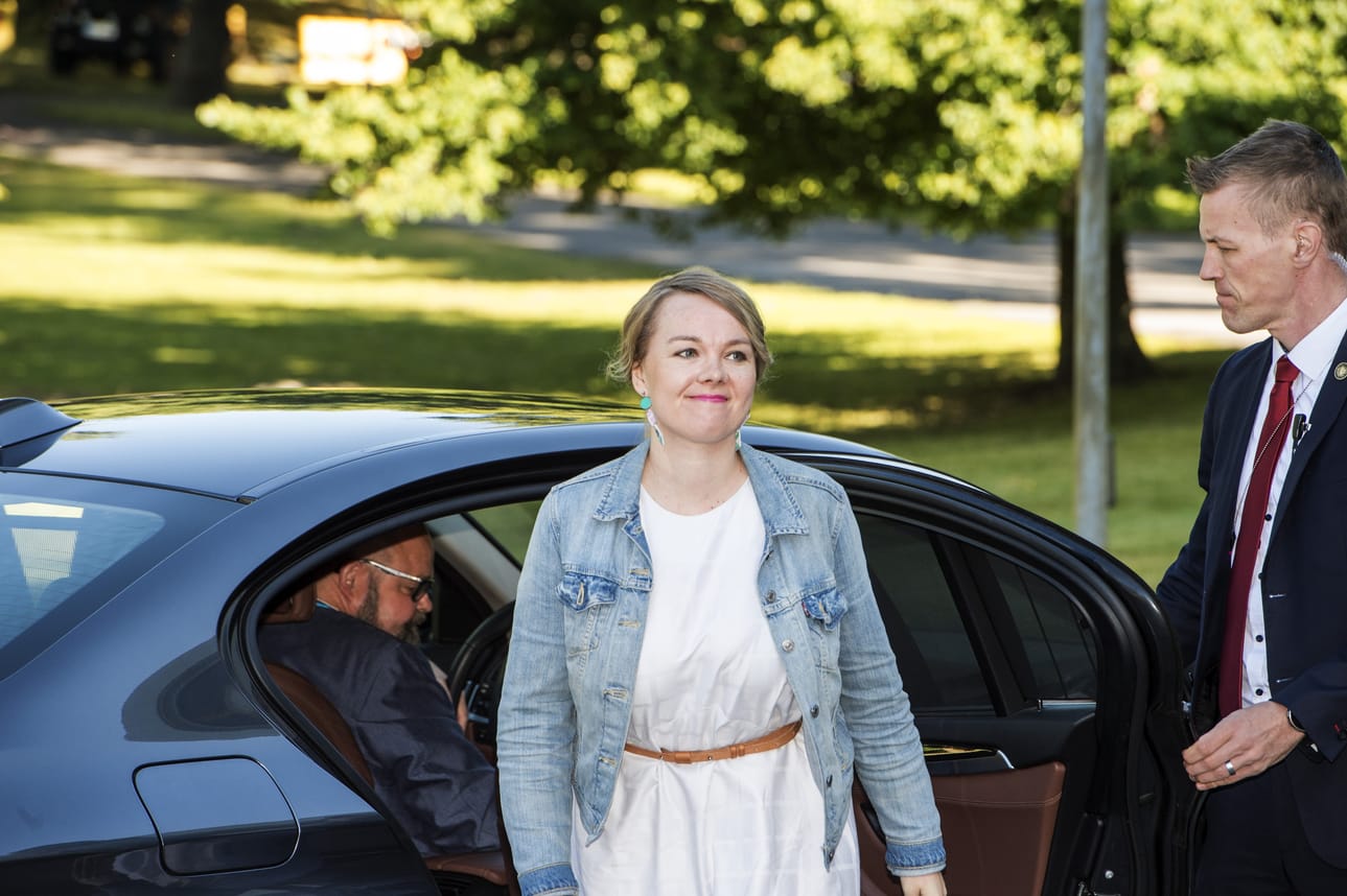 Elinkeinoministeri Katri Kulmuni (kesk) johtaa puhetta torstain ministerikokouksessa Helsingissä.