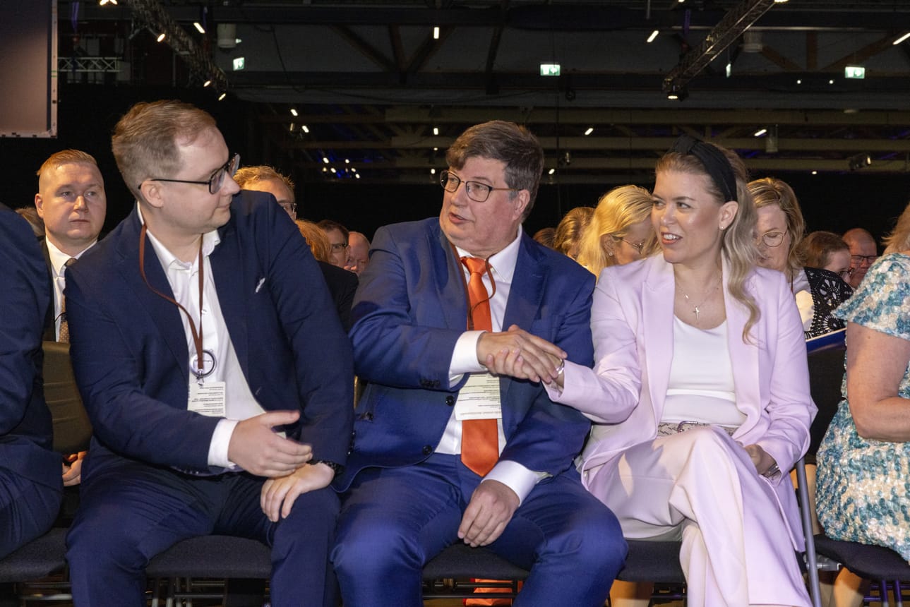 Vaasalaisesta Susanna Koskesta ei tullut kokoomuksen puoluevaltuuston puheenjohtajaa. Ex-ministeri Arto Satonen voitti kisan selkeällä äänienemmistöllä. Kisan kolmas ehdokas oli Sebastian Stenfors.