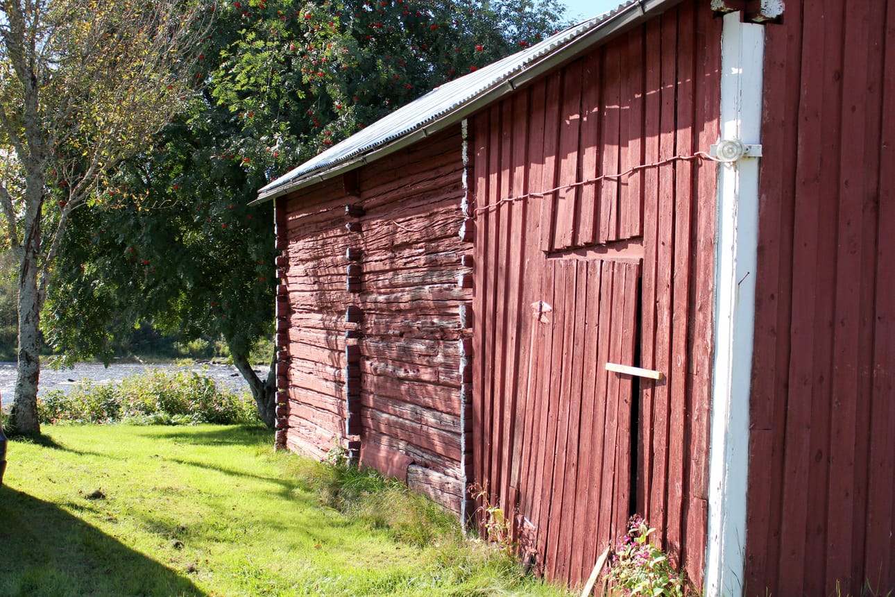 Tilan rakennukset ovat 1800-luvulta.