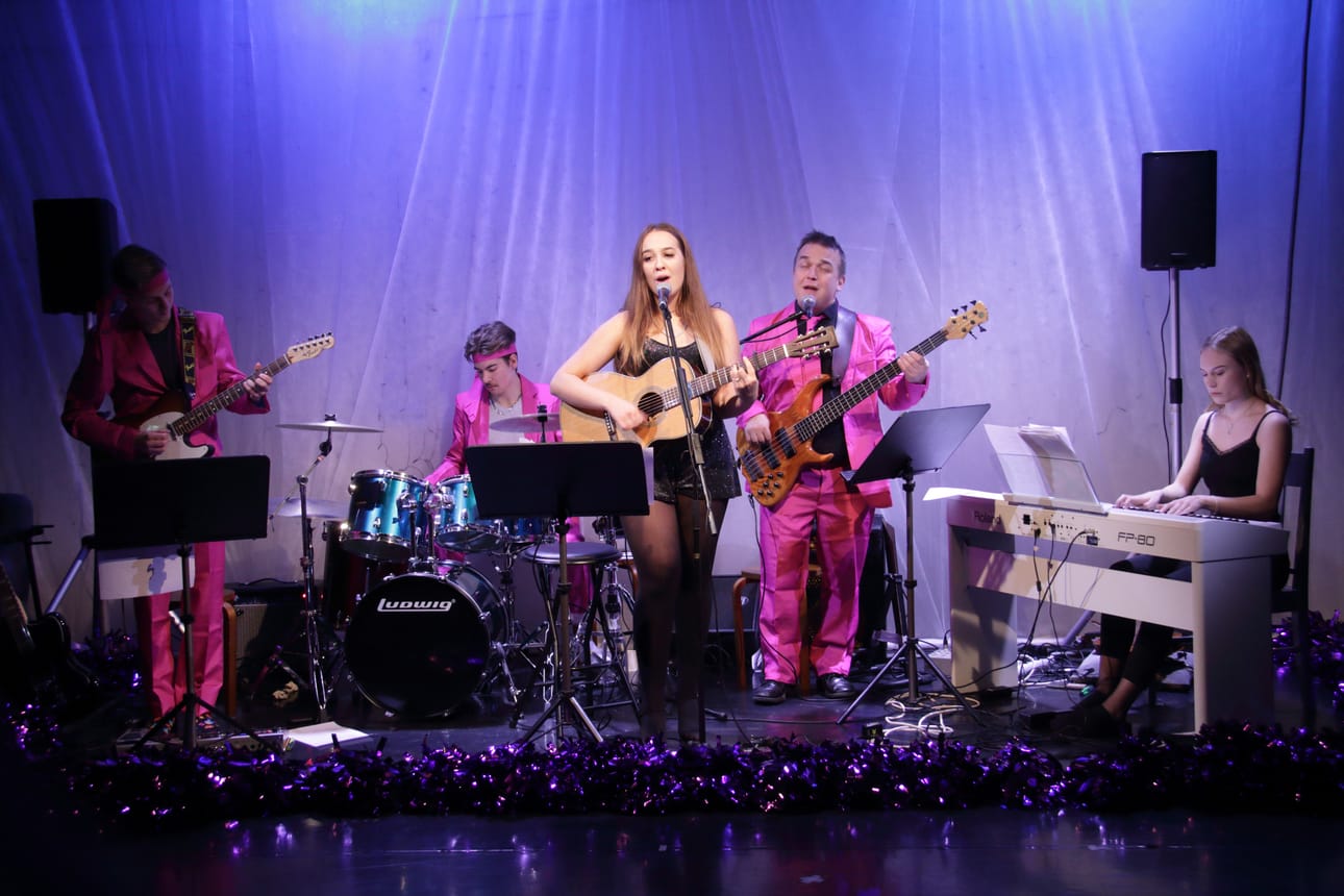 Kohtausten lomassa musisoi livenä Band-A, eli Anna Pold, Tuomas Seitajärvi, Inka Tähtelä, Luukas Majuri ja Juha Yli-Kotila.