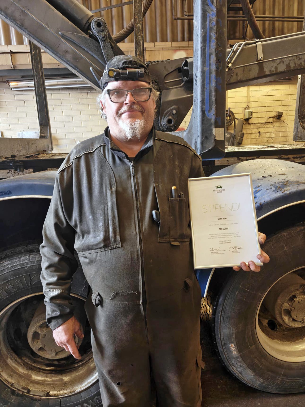 Pudasjärveläinen asentaja Vesa Alho vastaanotti Metsämiesten Säätiön stipendin.
