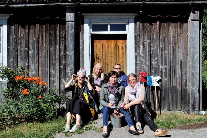 Petronella Nordman, Annica Reini, Sofie Björkgren-Näse, Victoria Nylund ja Pia Timberg paistattelevat Stundarsin auringossa, jota toivotaan myös ensi keskiviikolle. Silloin Stundars kutsuu lapsia juhlaan, jossa voi tehdä vaikka samanlaisen kruunun kuin Nordmanilla on päässään. KUVAT: NADIA PAAVOLA