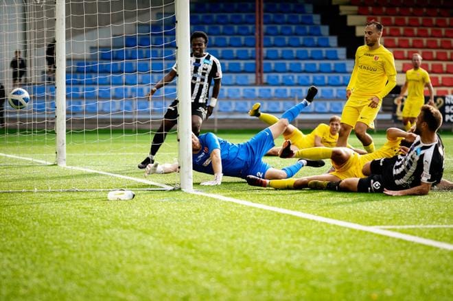 Tässä syntyy VPS:n voittomaali Jippoa vastaan sunnuntaina. Joonas Vahtera viimeistelee 1–0 Jipon maalivahdin Jirko Sorsan selän taakse. VPS-pelaajista taustalla myös Steven Morrissey.KUVAT: SAMPPA TOIVONEN / APOLLO PHOTO