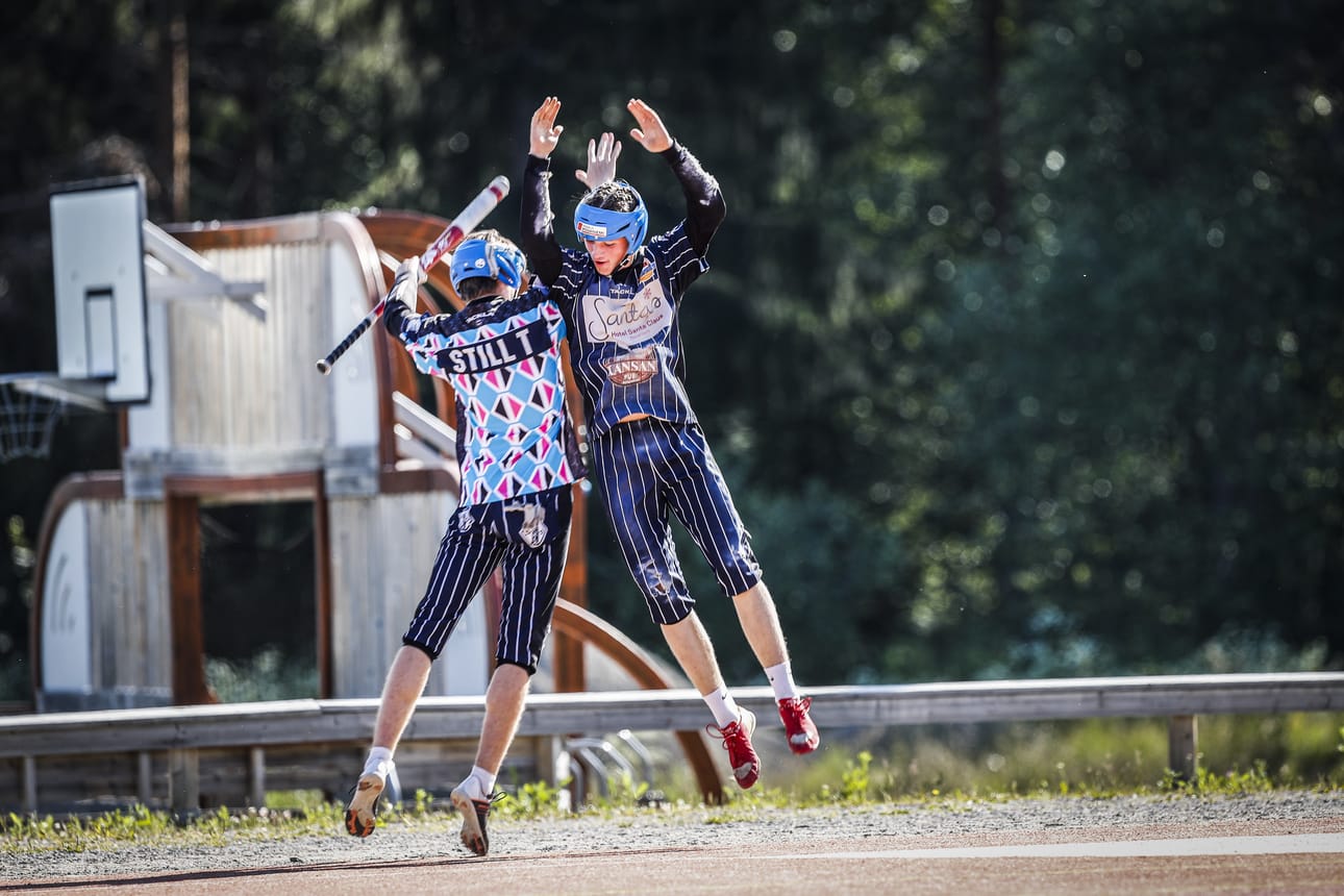 Napa-Pesiksen veljekset Topi ja Vili Still tuulettavat Vilin kunnaria.